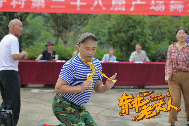 《乡村爱情》里,刘小光饰演的赵四,凭借着超级魔性的舞蹈动作,正式