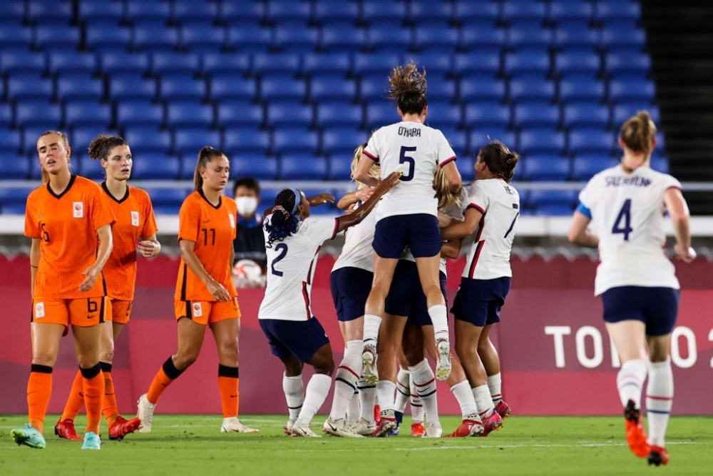 6-4!美国女足力克荷兰,搭上4强末班车,冲击第5面奥运金牌