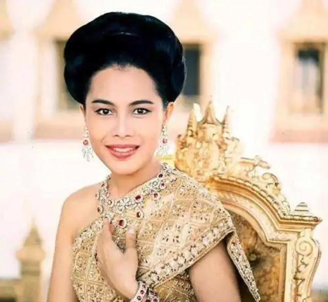 泰国王太后年轻时超模气质完胜儿媳苏提达被老国王宠爱一生