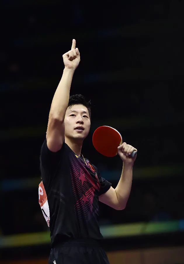 2015年,马龙终于在苏州拿到世乒赛冠军.