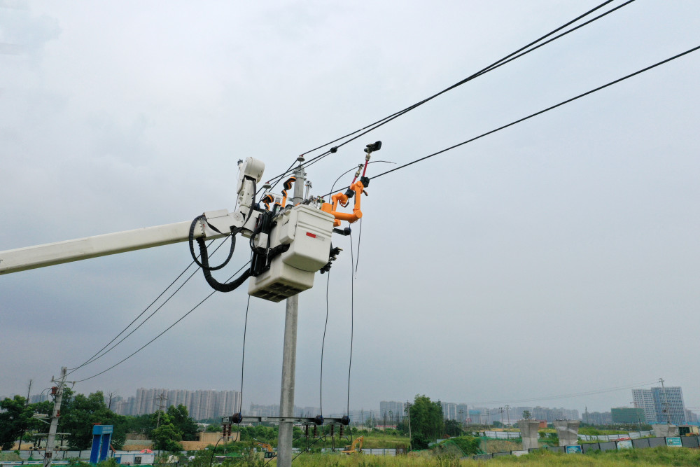 电网"黑科技":国网长沙供电公司带电作业机器人长沙"首秀"_腾讯新闻