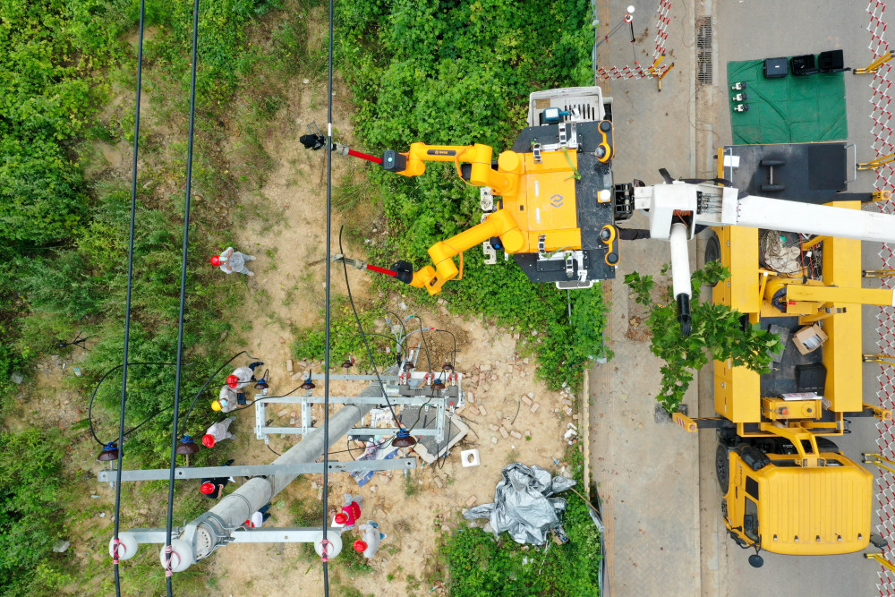 电网"黑科技":国网长沙供电公司带电作业机器人长沙"首秀"_腾讯新闻