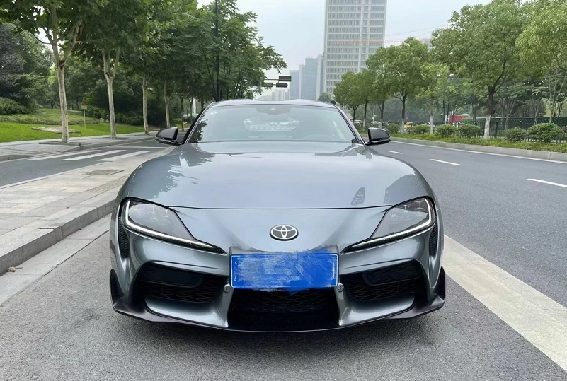 70萬買輛豐田牛魔王supra,開寶馬的朋友打開車門後忍俊不禁