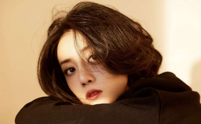 词用在李溪芮身上再合适不过,毕竟李溪芮曾经可是嘉行的主推女演员