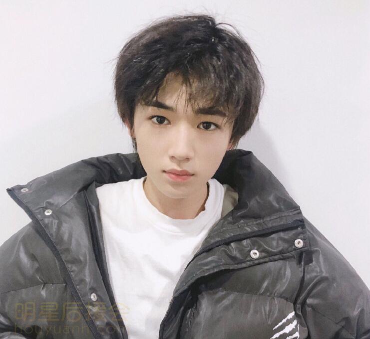 宋亚轩照片我的少年带着光惊艳了我的青春