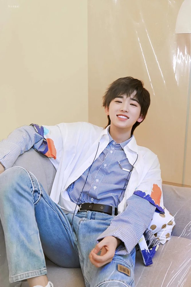 宋亚轩照片我的少年带着光惊艳了我的青春