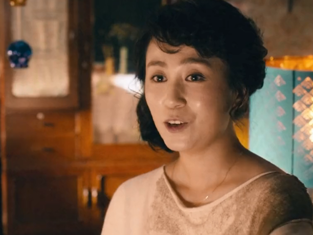 电影的开头只是一个中年不得志的歌手,他跟媳妇马冬梅本来是青梅竹马