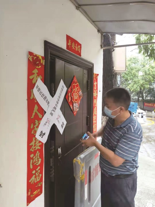 工作人员贴上封条,暂停使用d级危房.