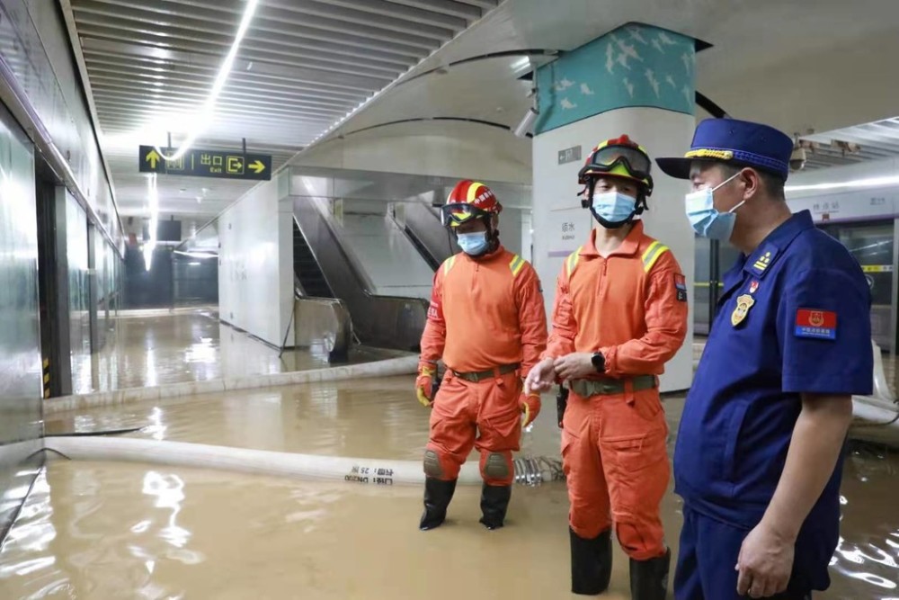 "川军"助力 郑州地铁须水站积水下降至负二层站台