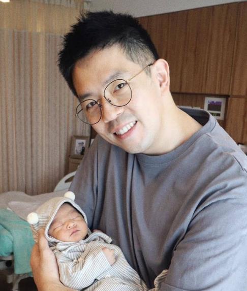 那就是儿媳妇生下了一位儿子,薛家燕首次成为奶奶当然是很开心啦.