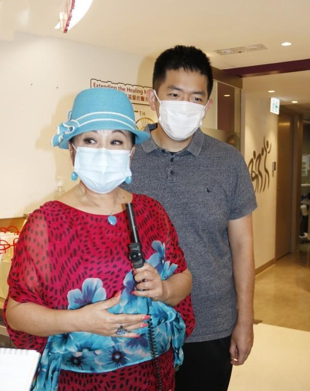 薛家燕和儿子也有在社交网分享出初生baby的可爱模样,当然还有在产房