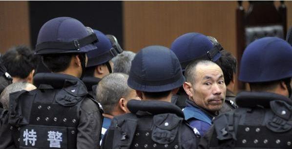 此人是最强亡命徒,专门对付黑帮老大,曾一人灭掉一个黑帮