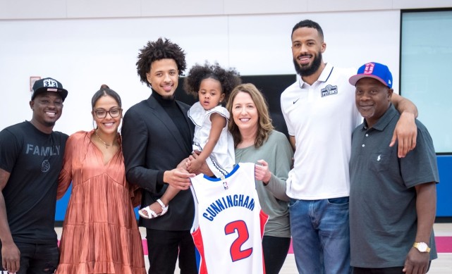 状元待遇不一样坎宁安获特许身披2号球衣该号码曾被活塞退役