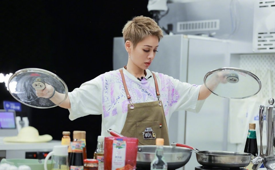 《中餐厅》宁静透露参加节目的原因,因为之前不好看,所以她来了