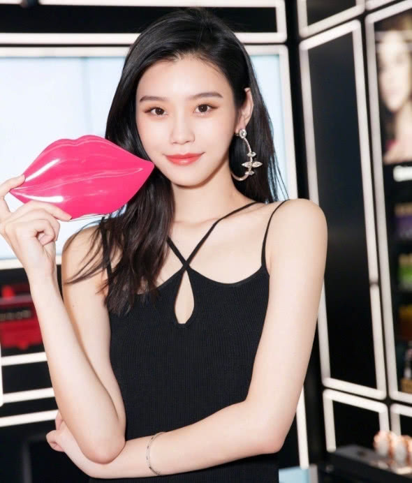 奚梦瑶真厉害!一件衣服两种穿搭方式,实用又惊艳无比