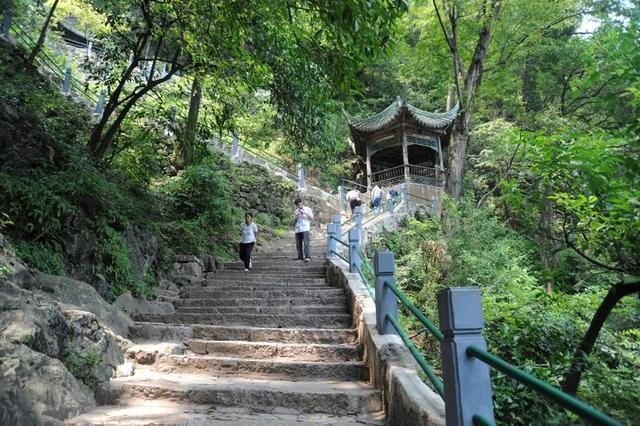 可以乘船游览的黔灵湖,以及特别有纪念价值的革命烈士纪念碑,九曲径