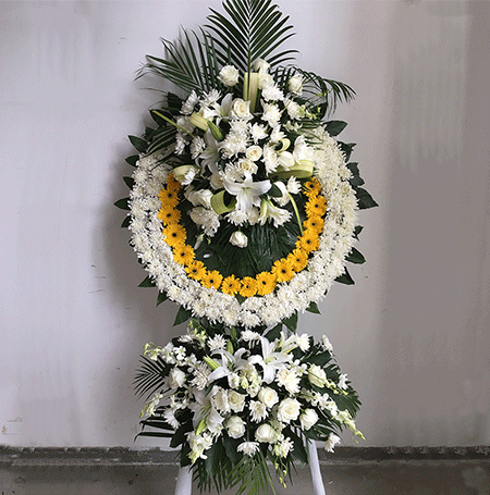 通常低价位的花圈,大概需要四百块以上,使用花材多的,款式比较好的