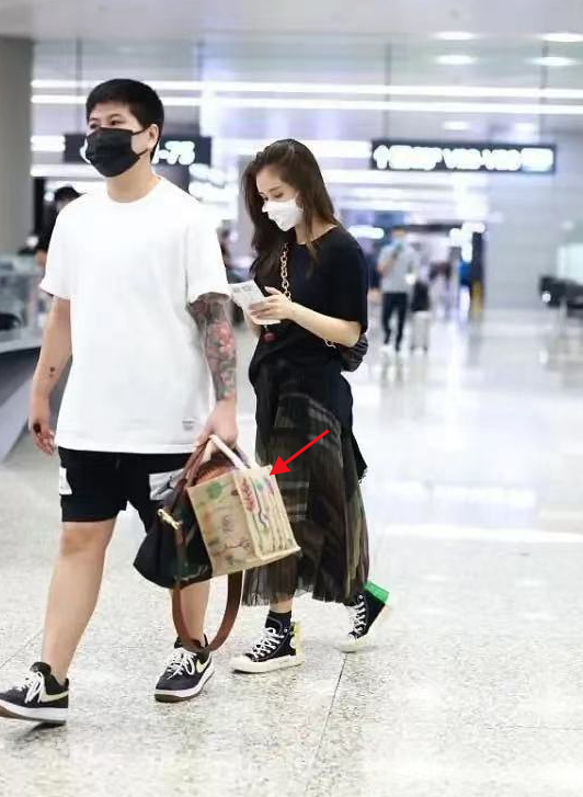 吴永恩探班王子文被偶遇,穿人字拖打扮随性,俩人一起逛街超甜蜜