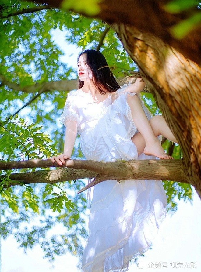 清纯甜美女生化身森林精灵,可爱俏皮