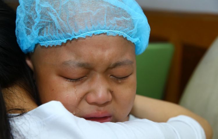 5岁儿子患上白血病,母亲捐骨髓后微笑离世,儿子一句话父亲泪崩