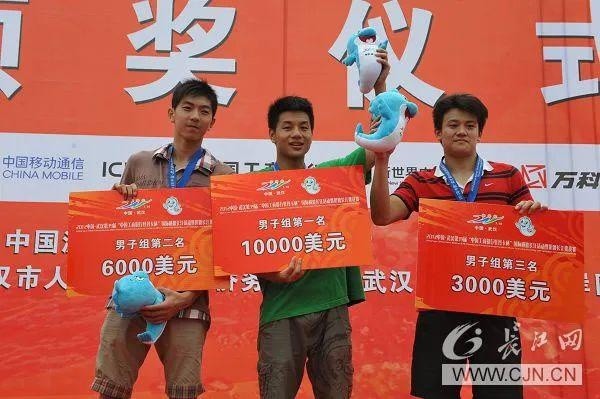 湖北健儿再获奖牌!"蛙王"闫子贝与队友夺银,曾两次参加武汉渡江节