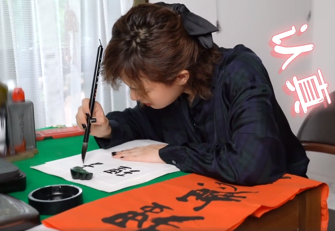 就像孙俪所说,她无论写字还是画画,都会显大(美其名曰是心大),童老师