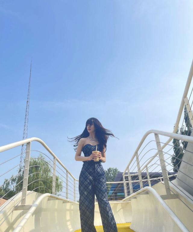 刘些宁mv拍摄花絮抹胸格纹连体裤配双厚底鞋身高1米8