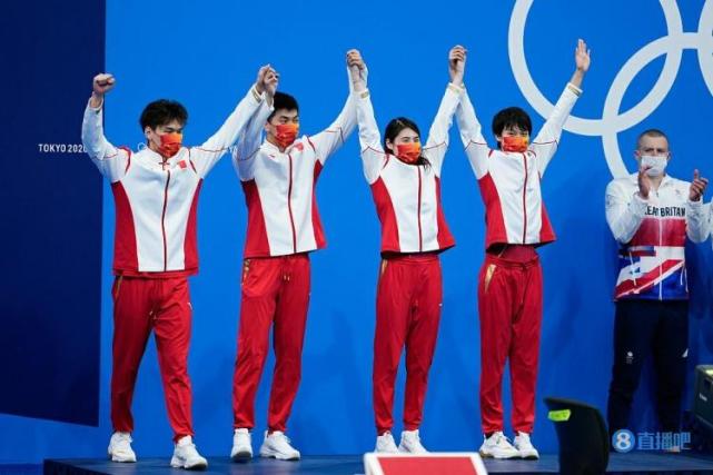 颁奖典礼:徐嘉余,闫子贝,张雨霏和杨浚瑄携手登上领奖台