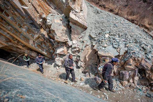 农民采石挖出10米铜钱路,共有225万枚铜钱,里面还有一国宝