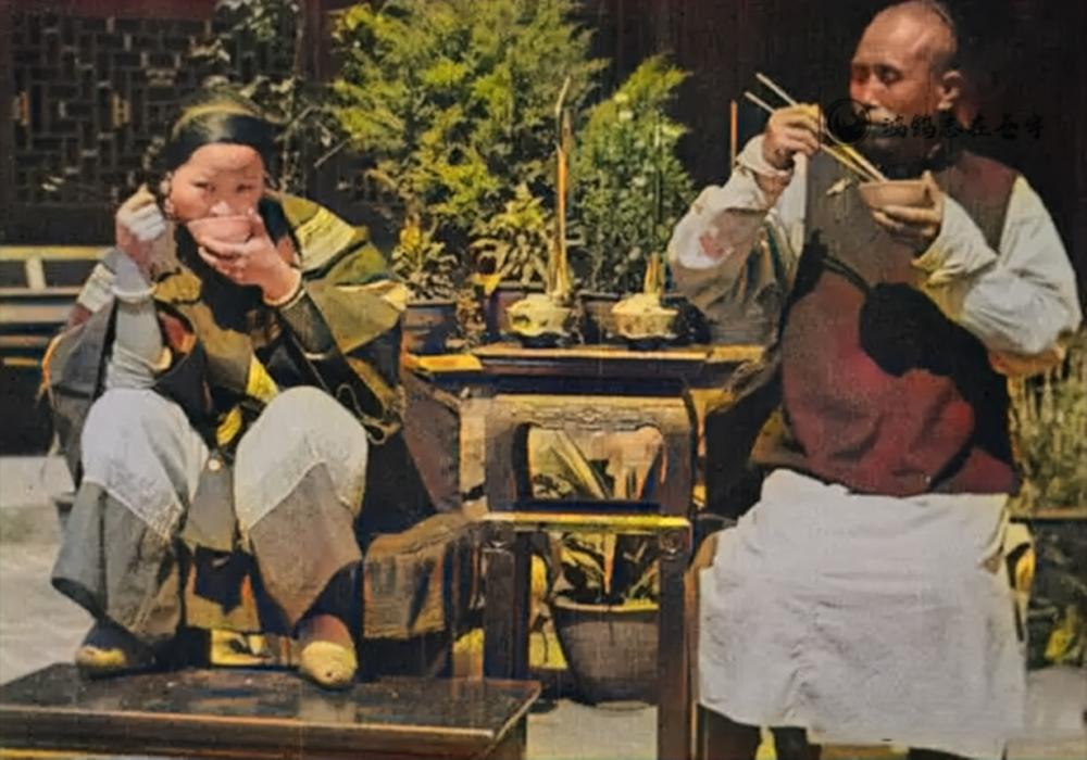 清末老照片 16岁的小妾 择吉日裹足 木箱中的女子生无可恋 全网搜