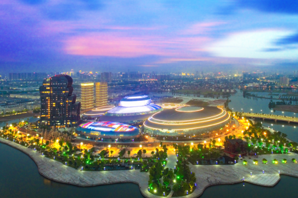 绍兴酷玩小镇迎来5g信号塔,夜晚灯光绚烂,助力小镇知名度提升