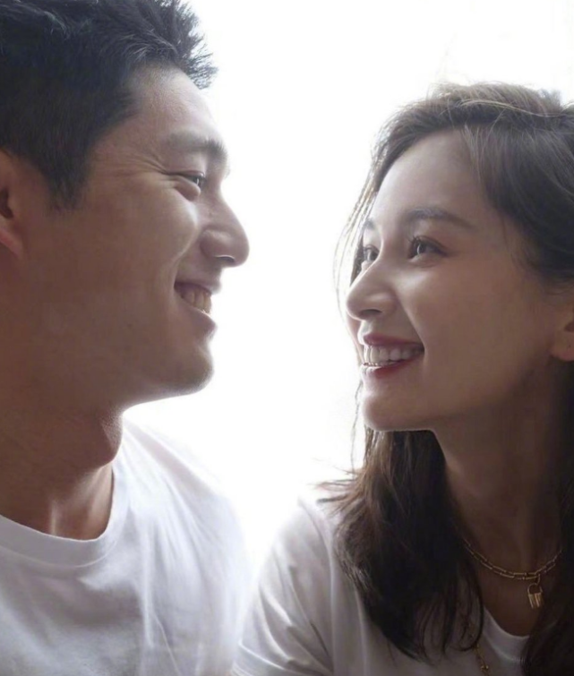 吴永恩坐高铁探班王子文生图镜头下身高超优越戴口罩难掩帅气