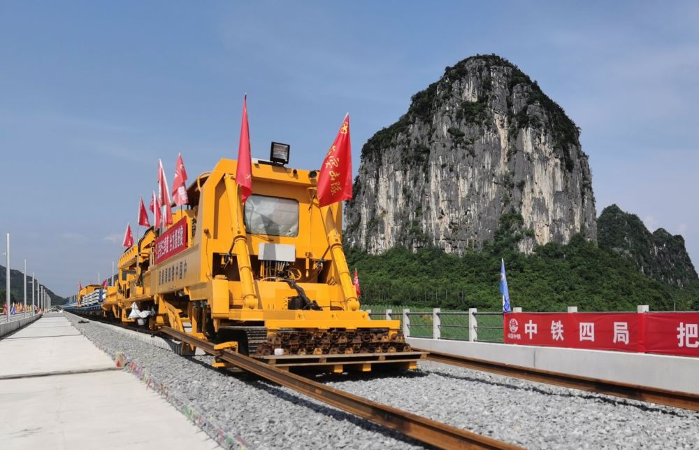 广西南宁至崇左铁路开始铺轨