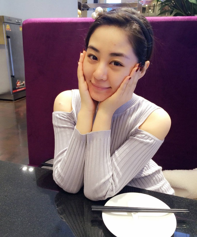 32岁"王小蒙"现身商演,穿黑色紧身装跳热舞,被指发福明显