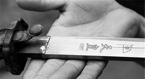 日本欲出100万购一把天皇佩刀老人果断拒绝只因他发现了5个字