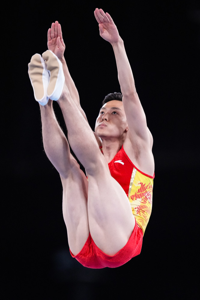 9平方米上的坚持!32岁董栋拿下蹦床银牌,你已是传奇