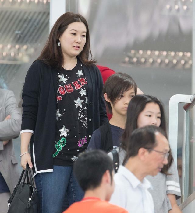 伏明霞与大26岁富豪老公现身打扮朴素很富态老公18年来不见老