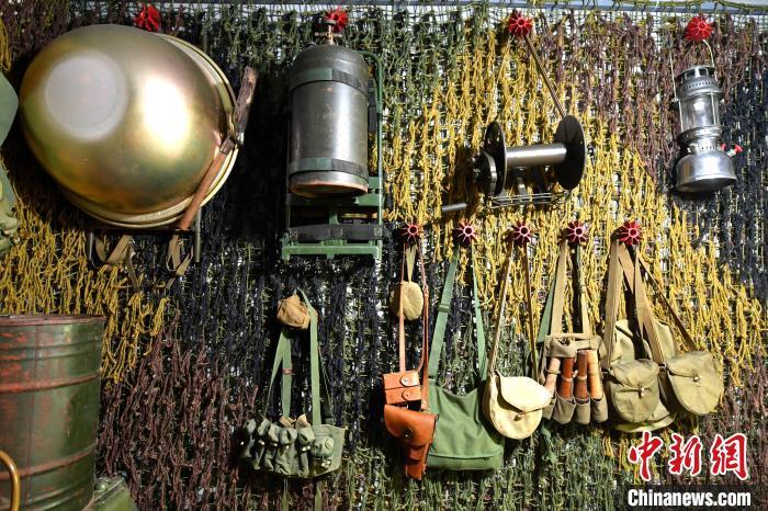 福州军迷收藏百件军旅老物件 记录高射炮兵成长历程