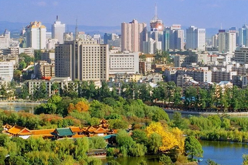 各位观众,在你们心目中,哪座城市才是最佳的避暑城市呢?