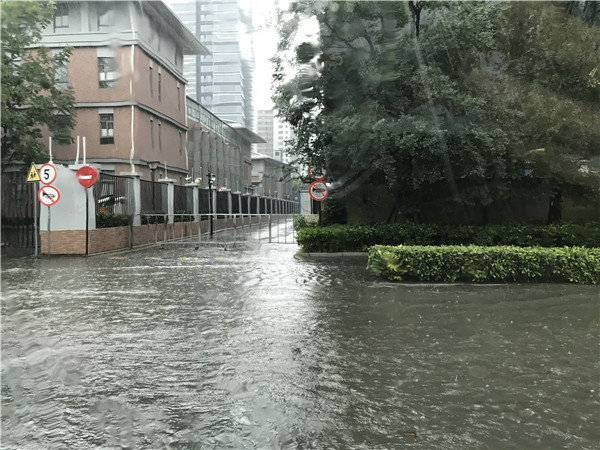 突降暴雨部分道路積水市民出行遇阻