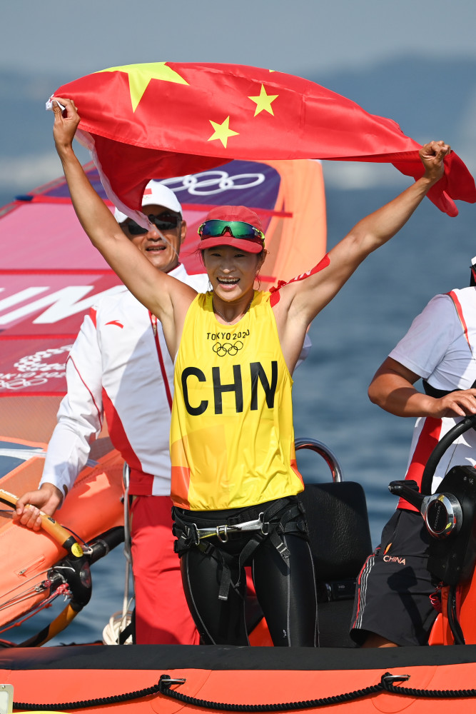 新华社记者 黄宗治 摄7月31日,中国选手卢云秀(中)在夺冠后庆祝.