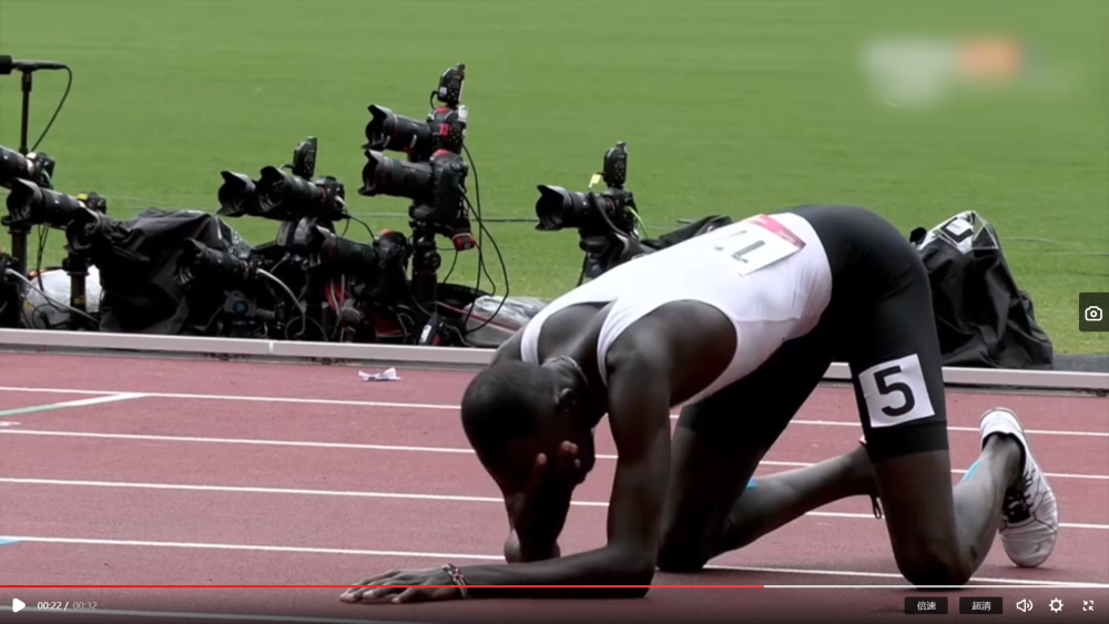 运动员比赛摔倒:我没有呐喊的力量,但空留了一颗顽强的心.