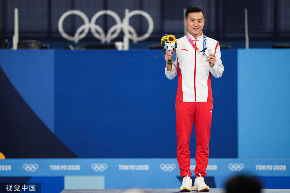 董栋男子蹦床摘银 本届奥运会机器和人一起打分