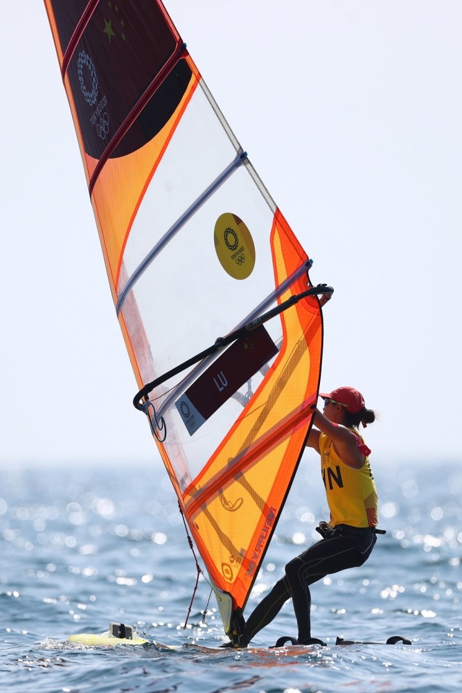 本地时间2021年7月31日,日本,2020东京奥运会帆船女子帆板rs:x级奖牌