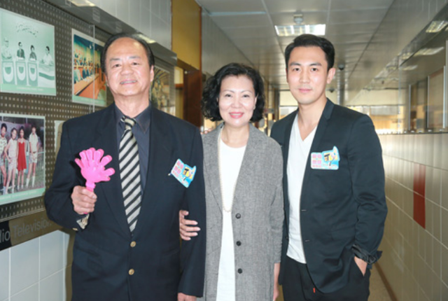 谭俊彦晒全家福近照,狄龙夫妇罕出镜,一双子女隔代遗传似爷爷