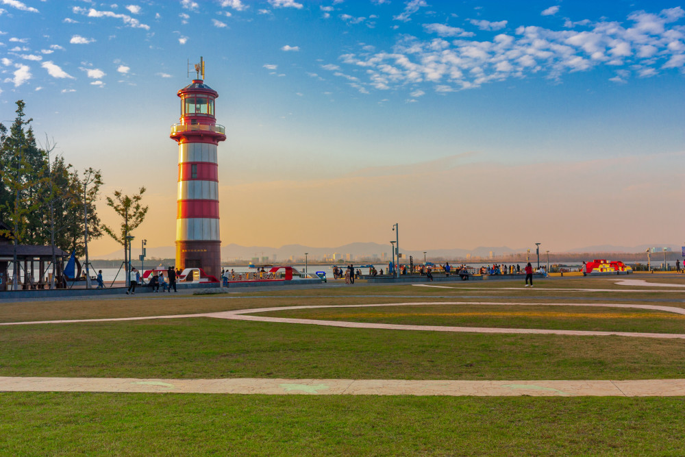 在南京的小伙伴那不妨来鱼嘴湿地公园,它是在南京河西滨江风光带的最