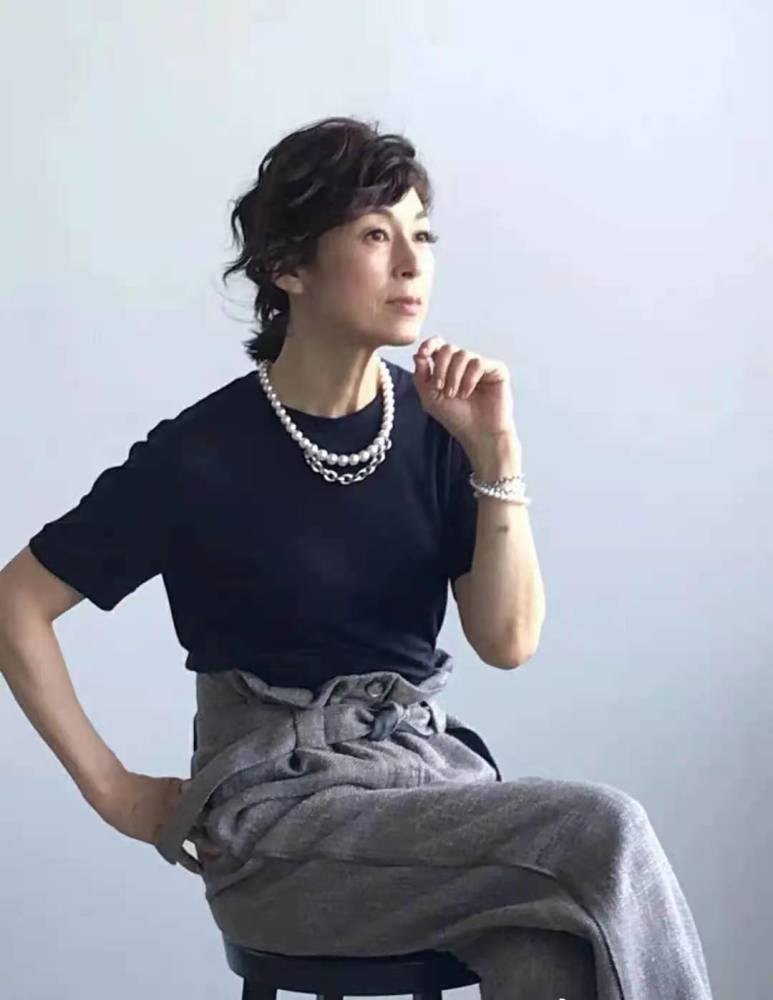 "赤名莉香"老了越发时髦洋气,夏季穿搭优雅轻熟,54岁活得真美