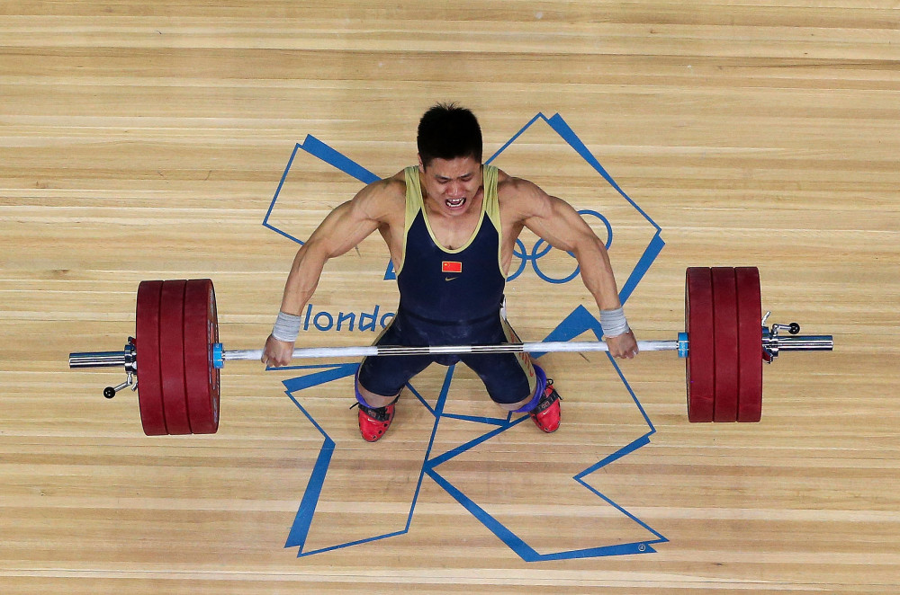 2001年,已经进入湖北省举重队的吕小军决定放弃训练,打工赚钱养家.