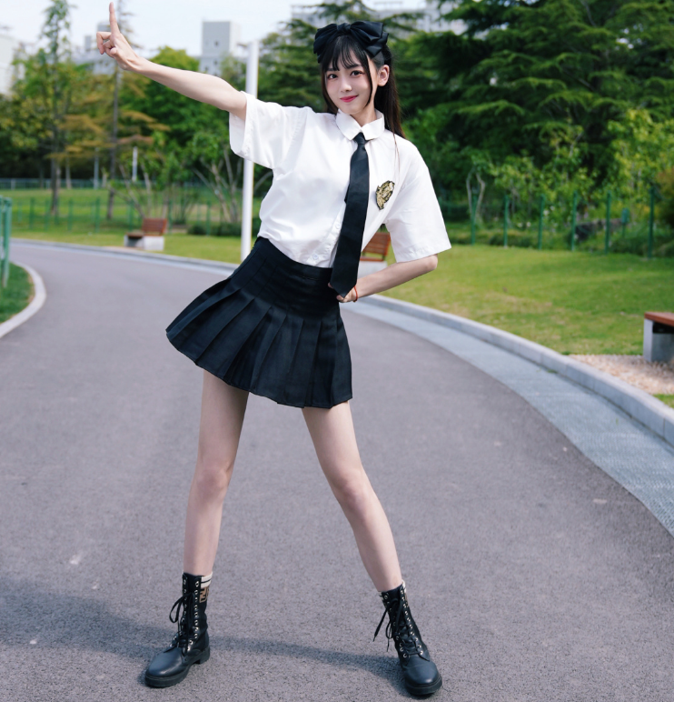 kpl灵儿穿白丝jk秀身材梦嫂直接晒17岁素颜照粉丝梦泪眼光真好