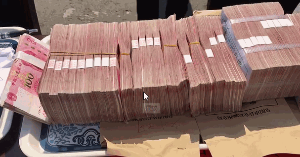 退赃现场阜阳一男子当场拿走17万现金